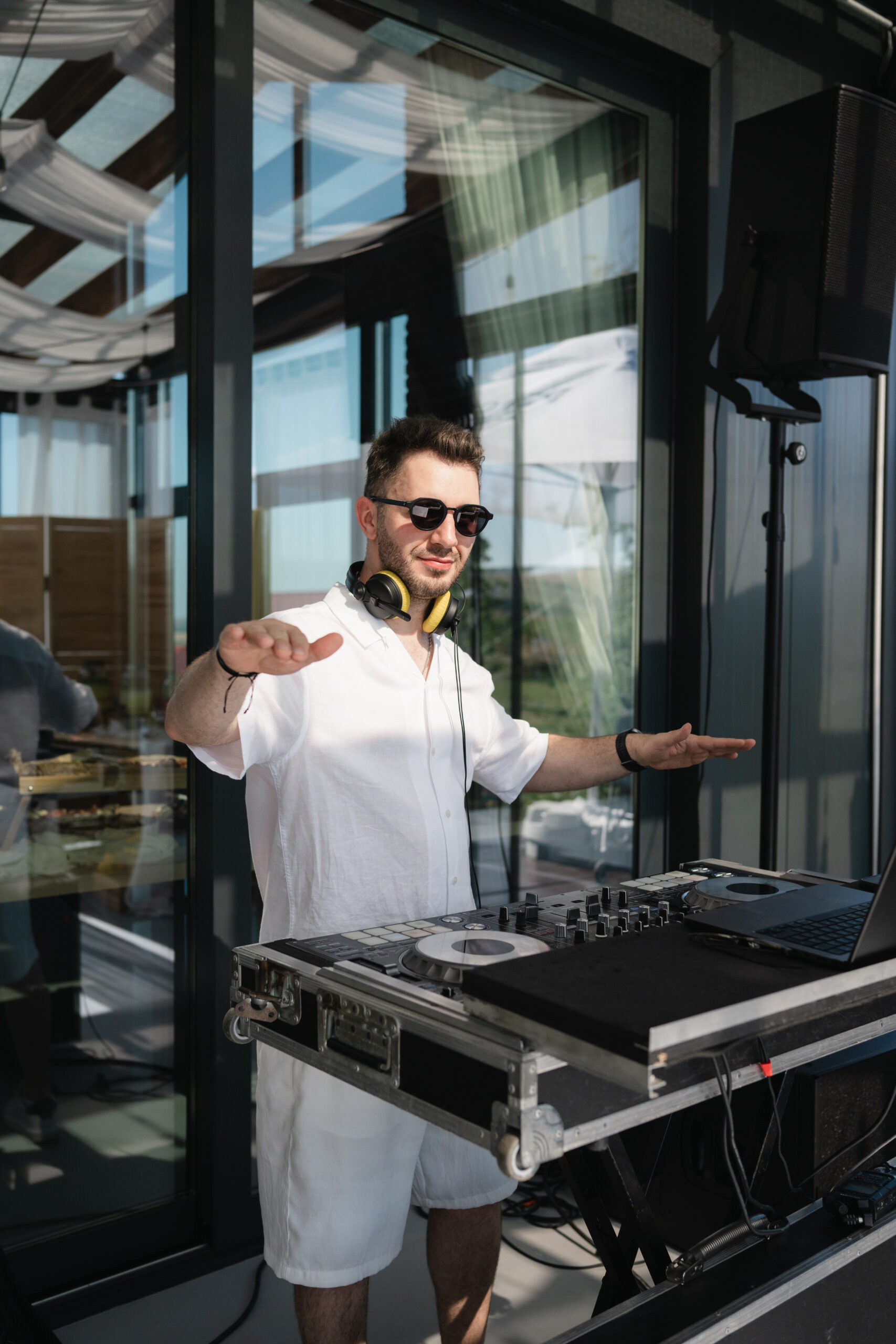DJ Alpha în acțiune la eveniment — foto Andrei Asavei