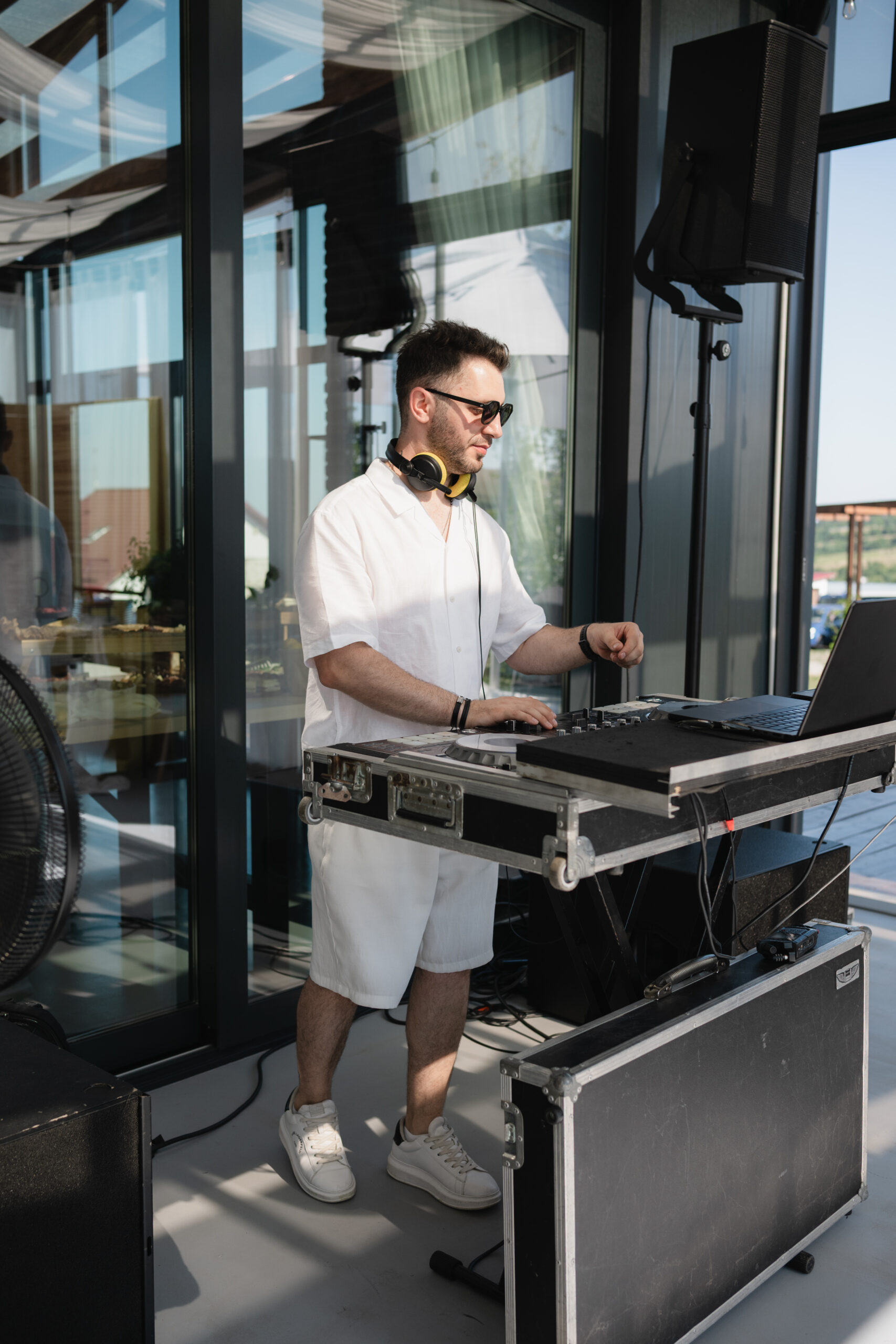 DJ Alpha în acțiune la eveniment — foto Andrei Asavei