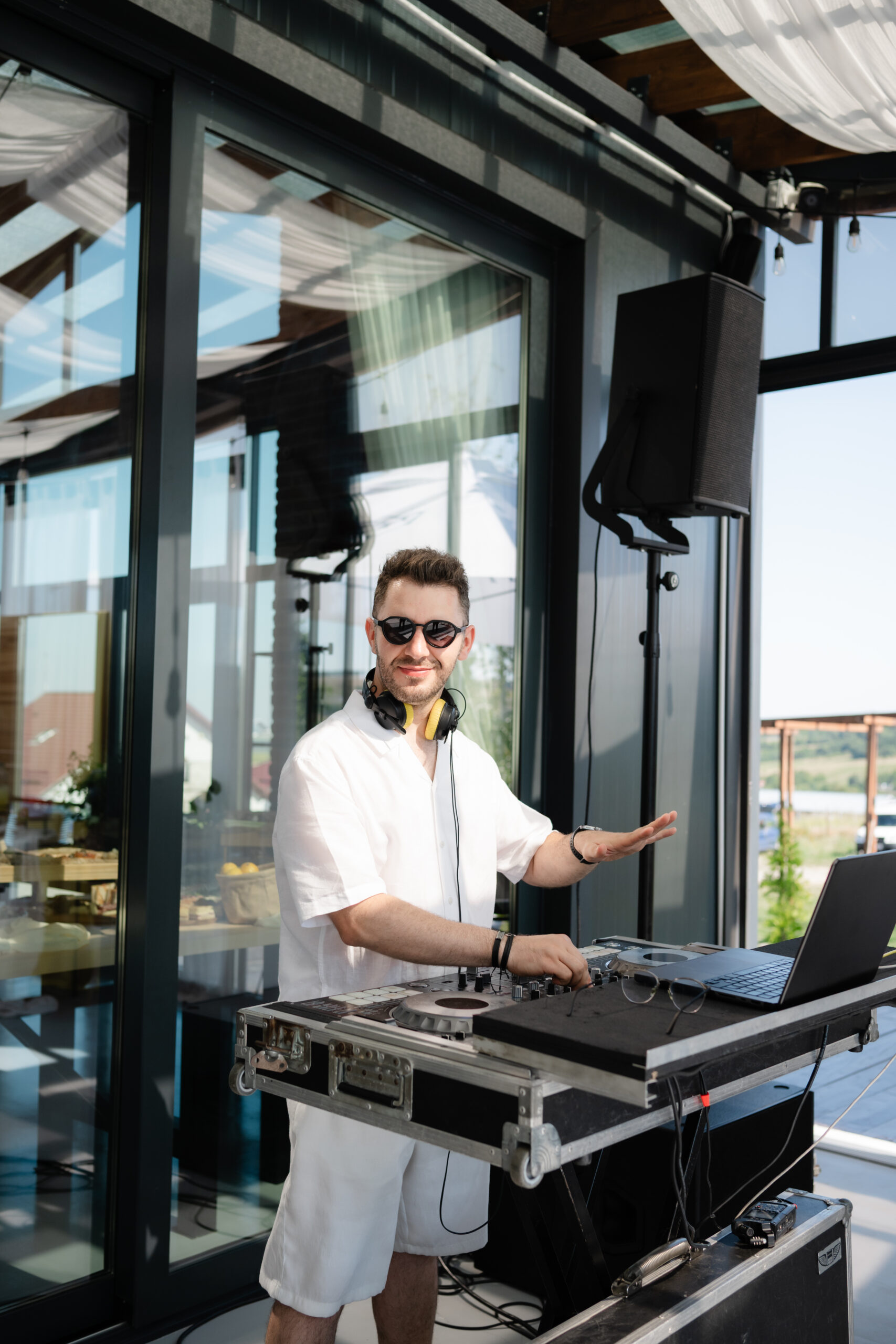 DJ Alpha în acțiune la eveniment — foto Andrei Asavei